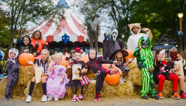 oLk_93vISLK9us9t3_W9RA-kids-in-halloween-costumes-at-hersheypark